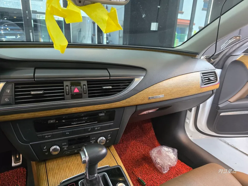 Audi A7のカーラッピング事例|内装カスタム 施工写真 2-3