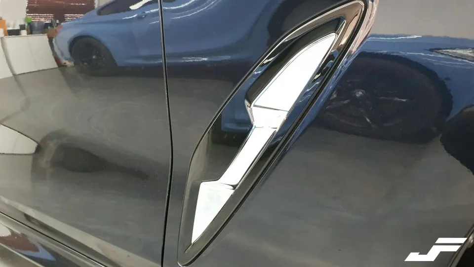BMW 8 Seriesのカーラッピング事例|クローム除去 施工写真 3-1