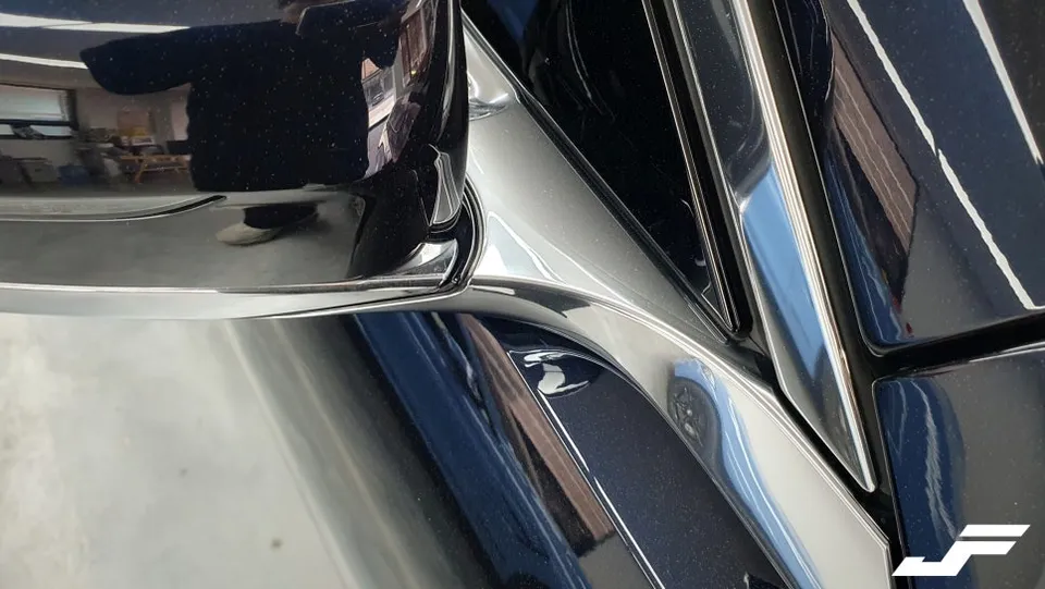 BMW 8 Seriesのカーラッピング事例|クローム除去 施工写真 1-2
