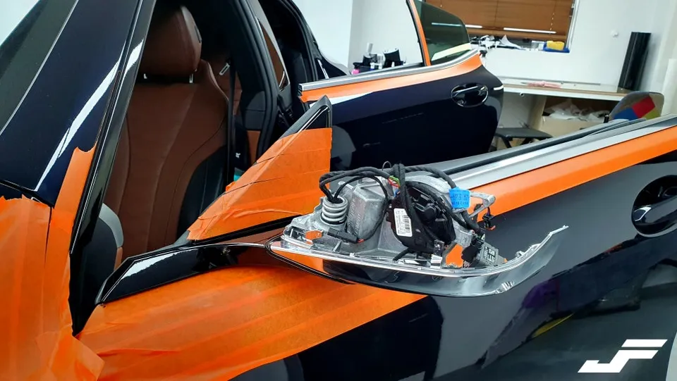 BMW 8 Seriesのカーラッピング事例|クローム除去 施工写真 3-2