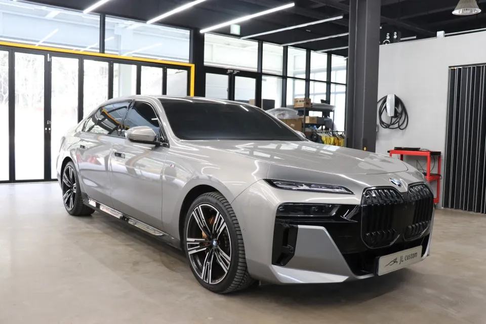 BMW 7 Series G70 ambient lighting installation result