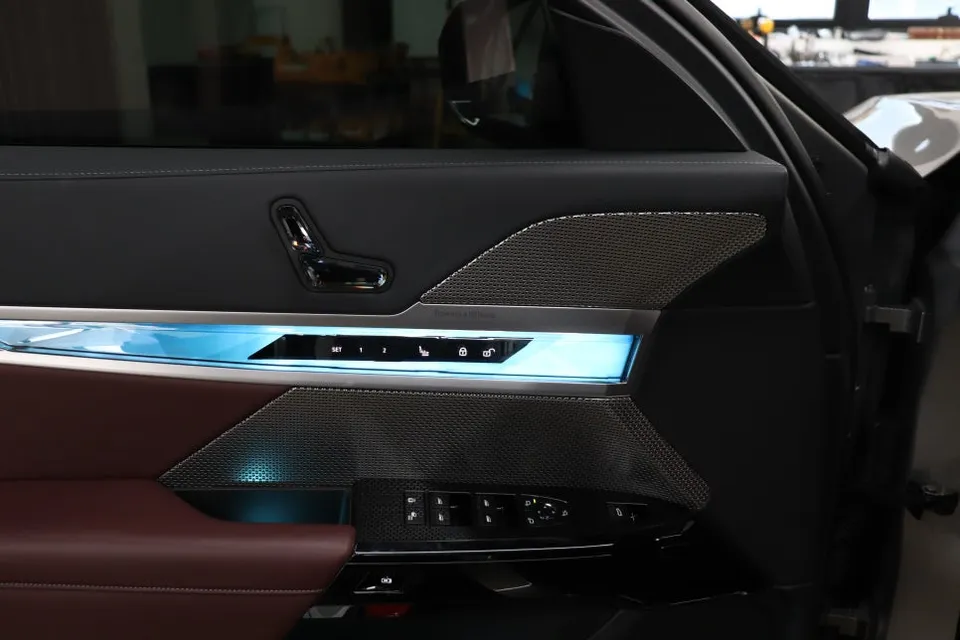 BMW 7 Series G70 ambient lighting - BMW 7 Series G70 Ambient Lighting Review — Cost & Results photo 4