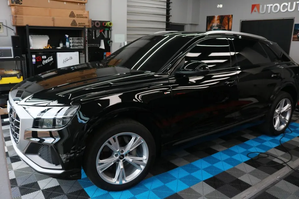 Audi Q8のカーラッピング事例｜クロームをブラック化 施工写真 3-3