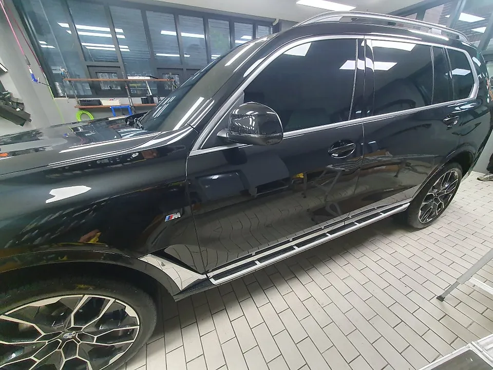 BMW X7のカーラッピング事例|クロームパーツのブラックアウト 施工写真 1-1