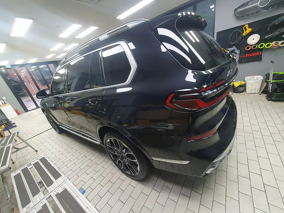 BMW X7のカーラッピング事例|クロームパーツのブラックアウト 施工写真 2-1
