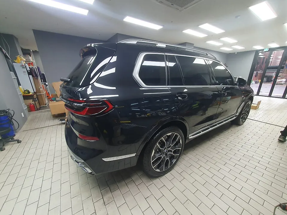 BMW X7のカーラッピング事例|クロームパーツのブラックアウト 施工写真 3-1