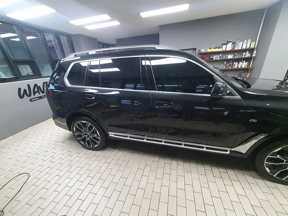 BMW X7のカーラッピング事例|クロームパーツのブラックアウト 施工写真 4-1