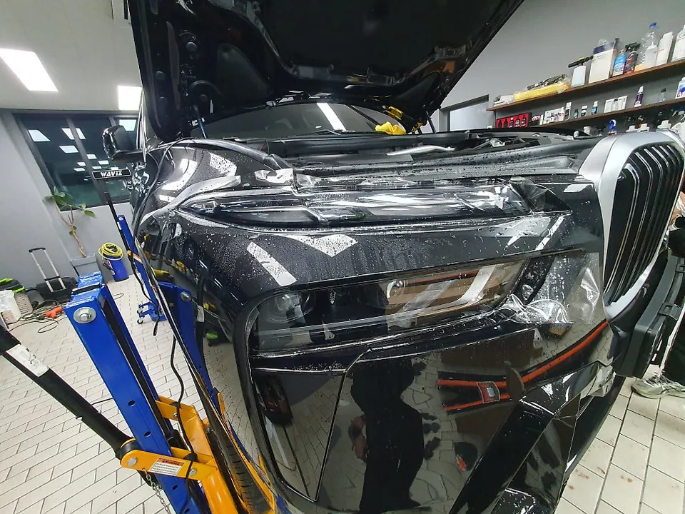 BMW X7のカーラッピング事例|クロームパーツのブラックアウト 施工写真 1-2