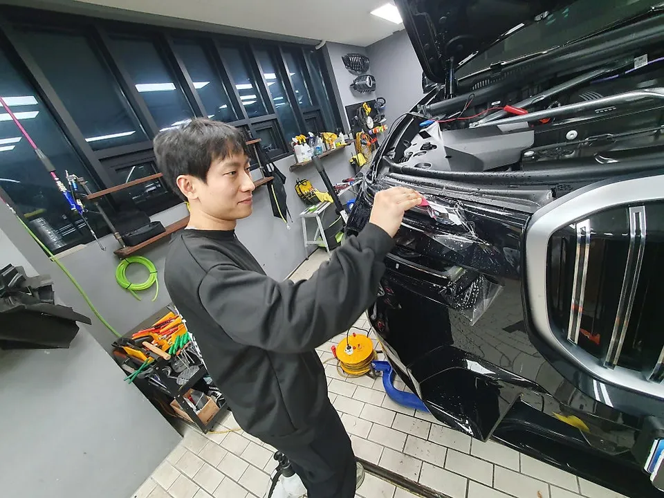 BMW X7のカーラッピング事例|クロームパーツのブラックアウト 施工写真 2-2