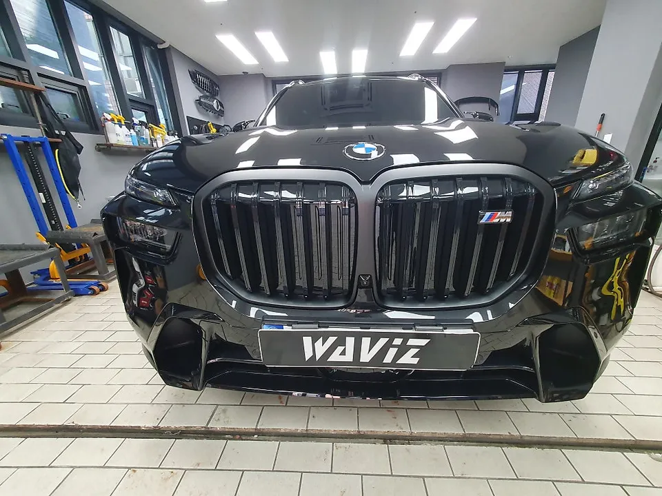 BMW X7のカーラッピング事例|クロームパーツのブラックアウト 施工写真 1-3