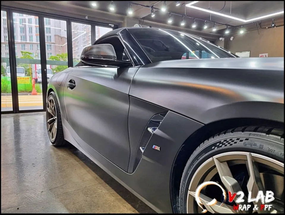 BMW Z4のカーラッピング事例|サテンブラックで高級感アップ 施工写真 3-2