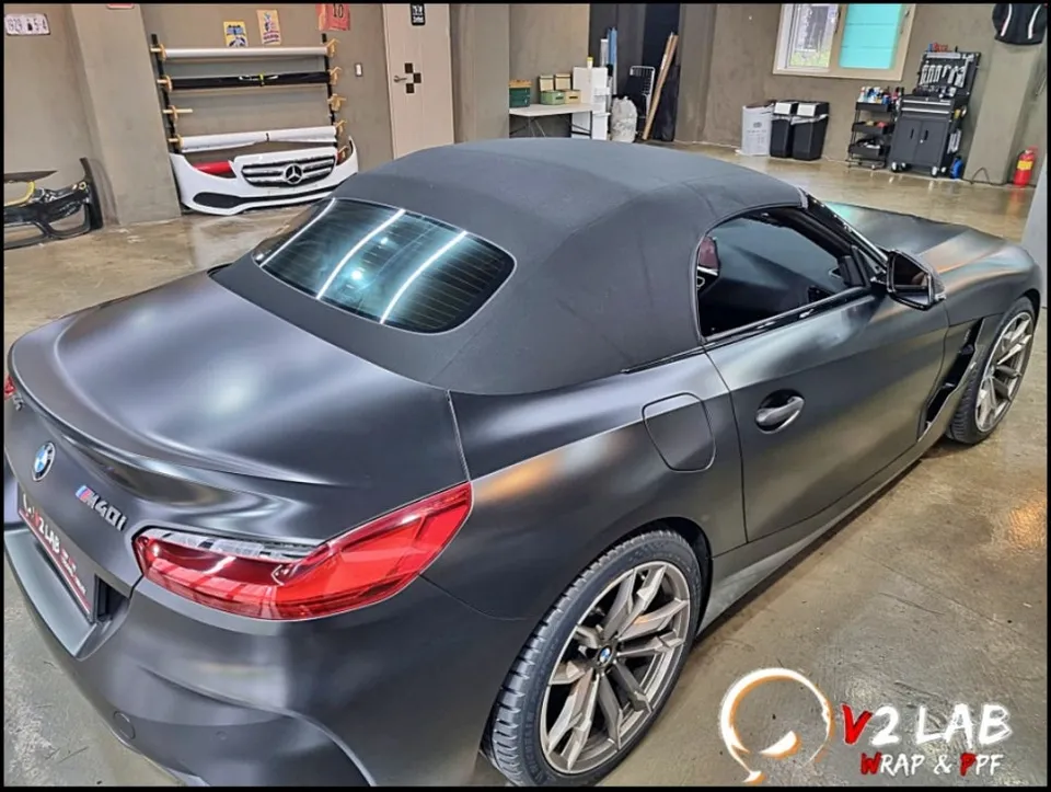 BMW Z4のカーラッピング事例|サテンブラックで高級感アップ 施工写真 4-2