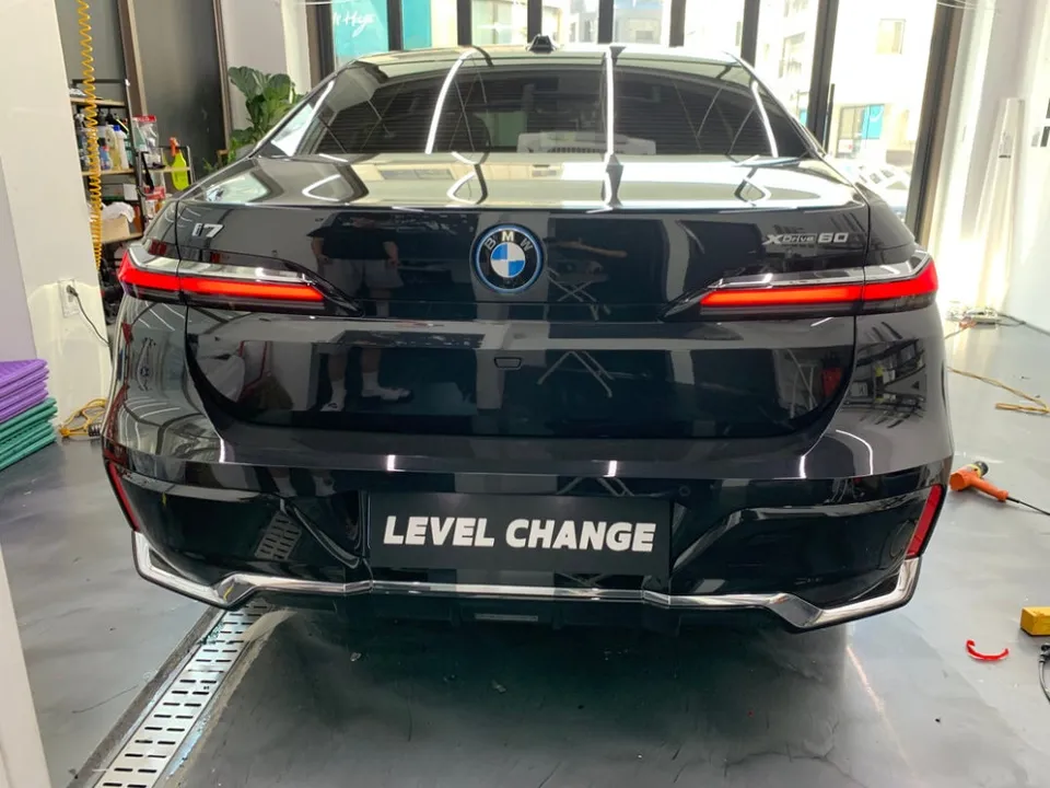BMW 7 Seriesのカーラッピング事例|クローム除去でブラックアウト 施工写真 2-1