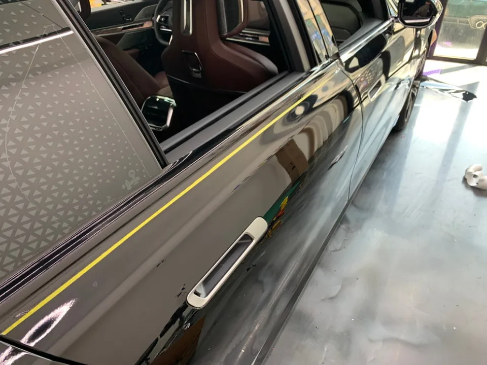 BMW 7 Seriesのカーラッピング事例|クローム除去でブラックアウト 施工写真 3-1