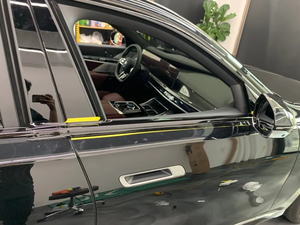 BMW 7 Seriesのカーラッピング事例|クローム除去でブラックアウト 施工写真 3-2