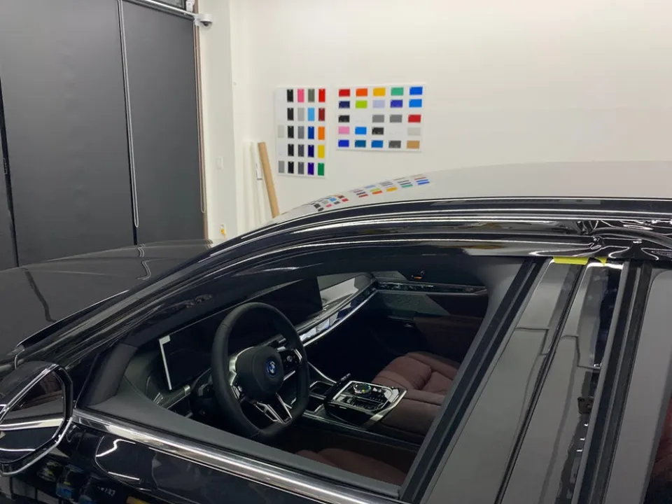BMW 7 Seriesのカーラッピング事例|クローム除去でブラックアウト 施工写真 2-3