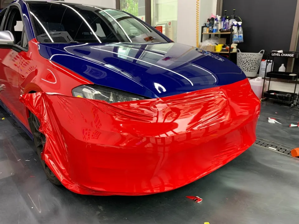 フォルクスワーゲン ゴルフのカーラッピング事例|カマインレッドの仕上がり 施工写真 3-2