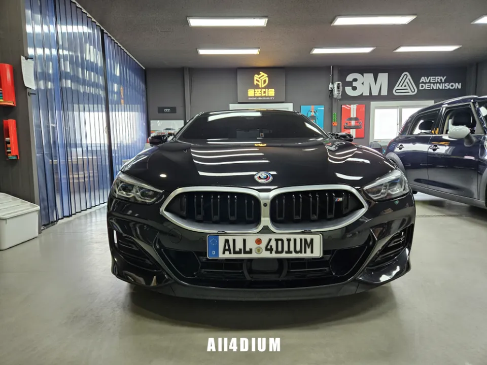 BMW 8 Seriesのカーラッピング事例|クローム除去 施工写真 1-1