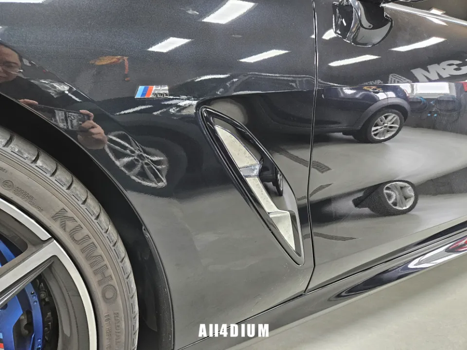BMW 8 Seriesのカーラッピング事例|クローム除去 施工写真 3-1