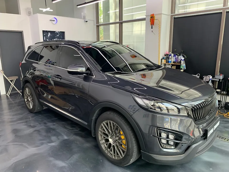 Kia Sorentoのカーラッピング事例｜クロームパーツのイメージチェンジ 施工写真 1-1