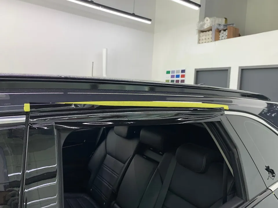 Kia Sorentoのカーラッピング事例｜クロームパーツのイメージチェンジ 施工写真 3-2