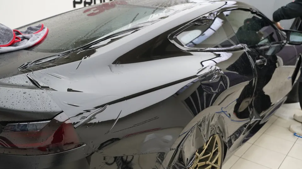 BMW M8のPPF施工事例｜無光沢から光沢ブラックへ 施工写真 1-2