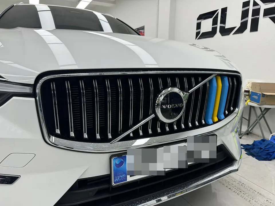 Volvo XC60のカーラッピング事例:クロームパーツの印象チェンジ 施工写真 2-1