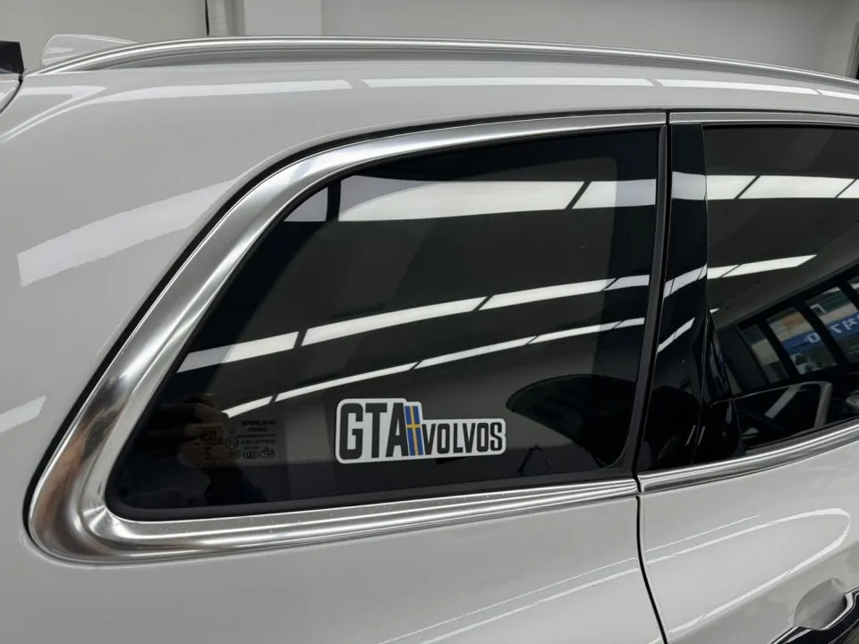 Volvo XC60のカーラッピング事例:クロームパーツの印象チェンジ 施工写真 1-2