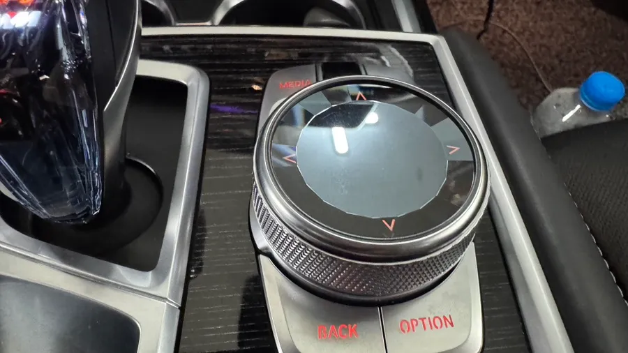 BMW 5 Series steering wheel - BMW 5 Series Crystal Gear Lever Customization Review photo 4