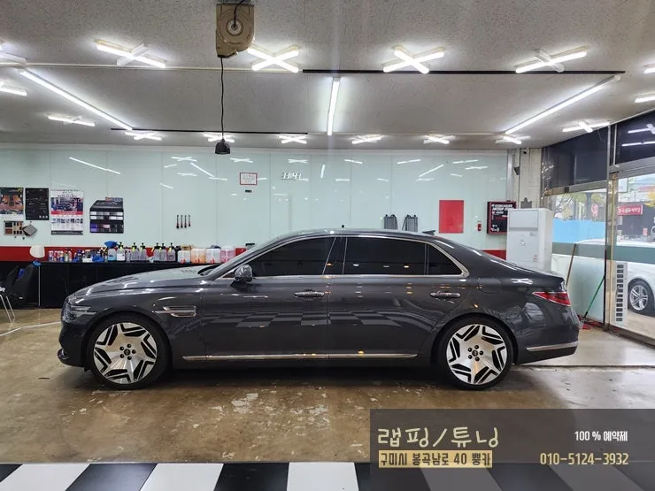 Genesis G90のカーラッピング事例|サテンホワイトの高級感 施工写真 1-2