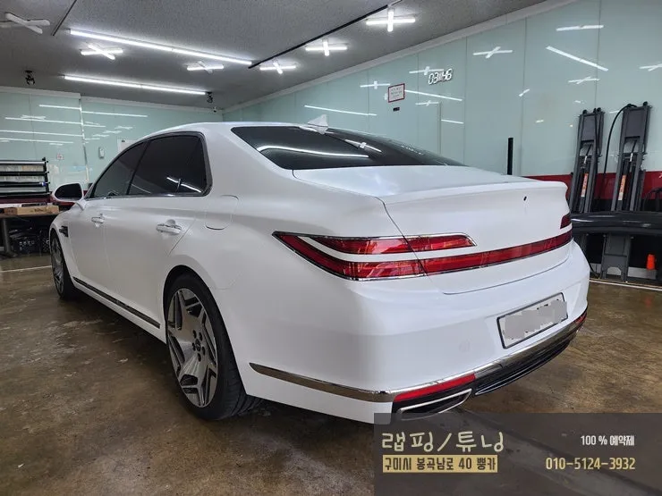 Genesis G90のカーラッピング事例|サテンホワイトの高級感 施工写真 3-3