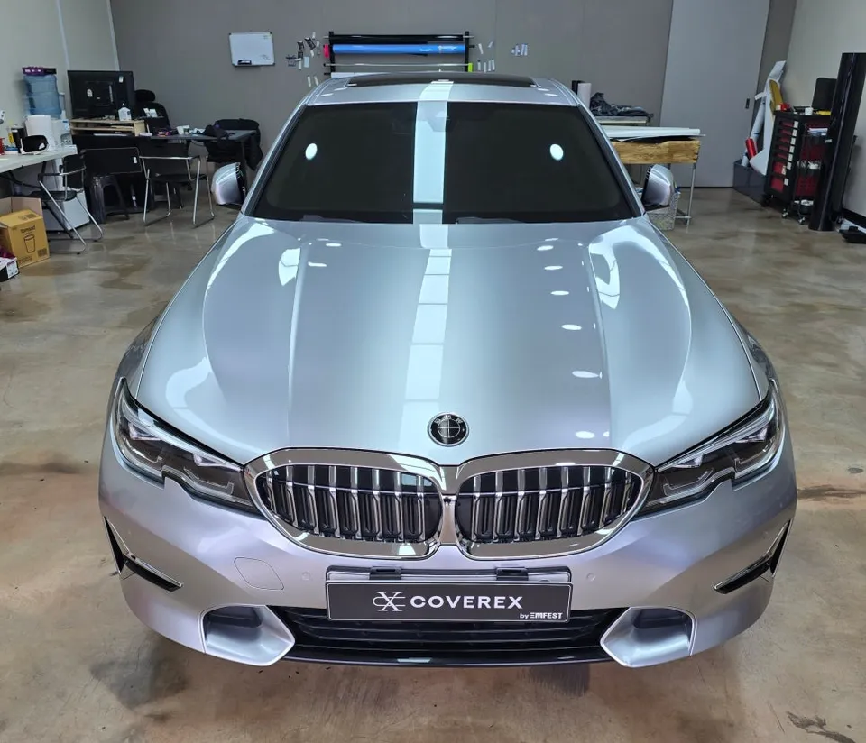 BMW 3 Seriesのカーラッピング事例|銀色フィルムで洗練された印象に 施工写真 3-1