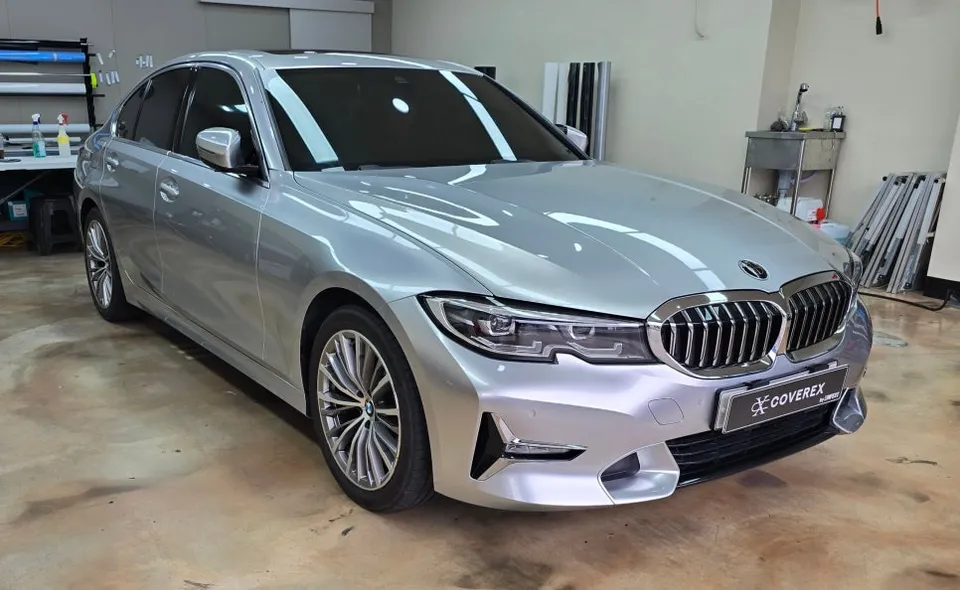 BMW 3 Seriesのカーラッピング事例|銀色フィルムで洗練された印象に 施工写真 1-2