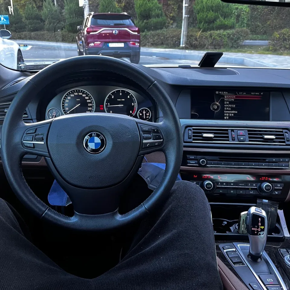 BMW 5 Series F10のAndroid Auto・CarPlay取付事例 施工写真 2-1