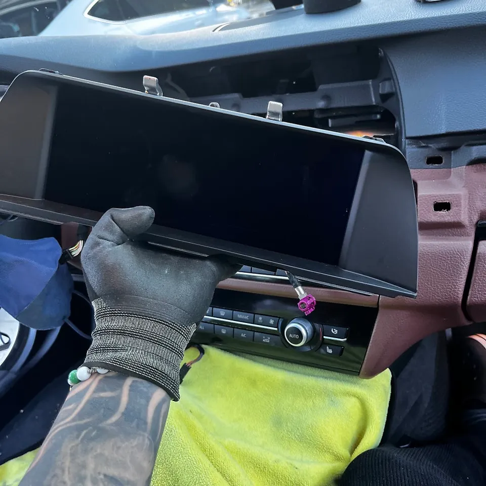 BMW 5 Series F10のAndroid Auto・CarPlay取付事例 施工写真 3-2