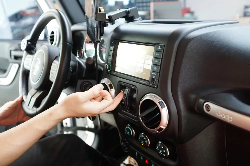 Jeep Wrangler RubiconのAndroid Auto・CarPlay取付事例 施工写真 1-1