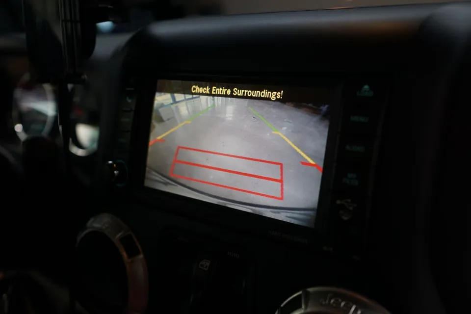 Jeep Wrangler RubiconのAndroid Auto・CarPlay取付事例 施工写真 3-1