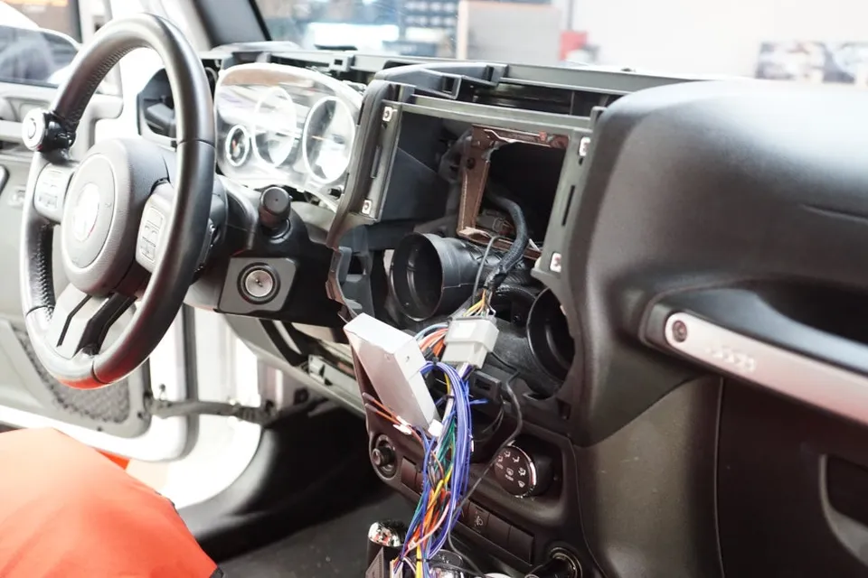 Jeep Wrangler RubiconのAndroid Auto・CarPlay取付事例 施工写真 4-1