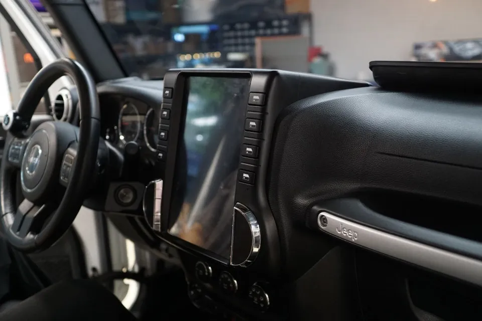 Jeep Wrangler RubiconのAndroid Auto・CarPlay取付事例 施工写真 3-2
