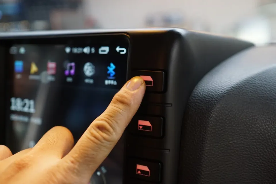 Jeep Wrangler RubiconのAndroid Auto・CarPlay取付事例 施工写真 1-3