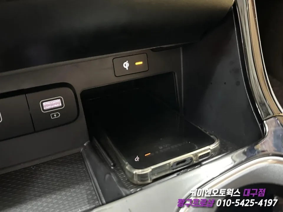 Kia Carnival KA4 new car package - Kia Carnival KA4 New Car Package Review — Seamless Wireless Charg photo 4