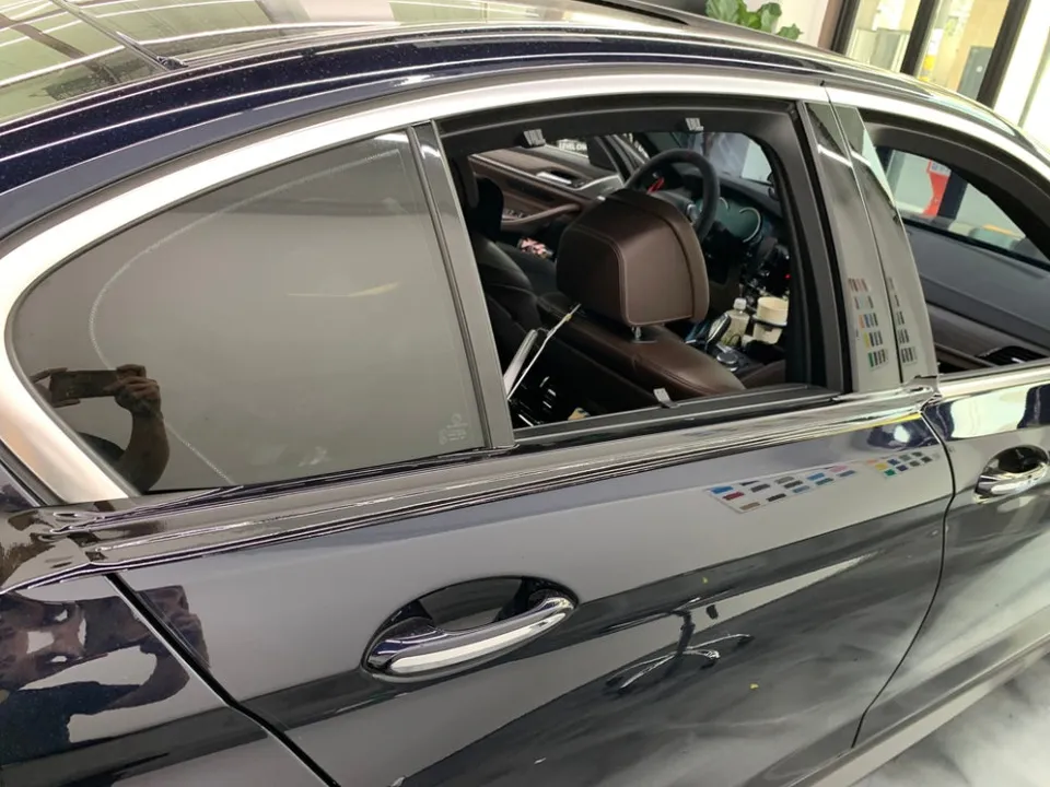 BMW 5 Seriesのカーラッピング事例｜費用目安・仕上がり 施工写真 3-1