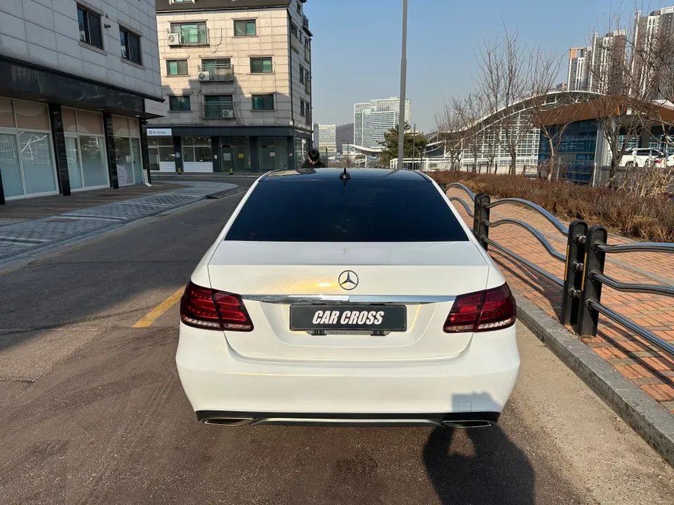 Mercedes-Benz E-Class W212 vinyl wrap - Mercedes-Benz E-Class W212 Vinyl Wrap Review: Interior Upgrade photo 3