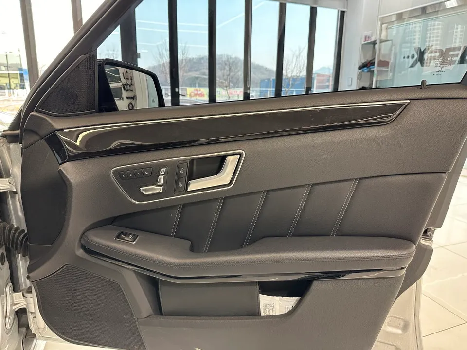 Mercedes-Benz E-Class W212 vinyl wrap - Mercedes-Benz E-Class W212 Vinyl Wrap Review: Interior Upgrade photo 4