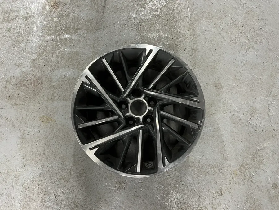 Hyundai Grandeur IG wheel repair - Hyundai Grandeur IG Wheel Repair Review - Restored to Like-New Co photo 3