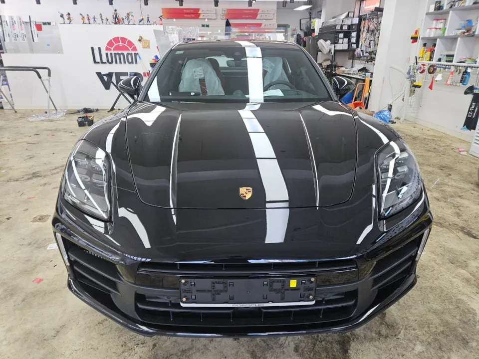 Porsche Panameraのカーフィルム施工事例 施工写真 2