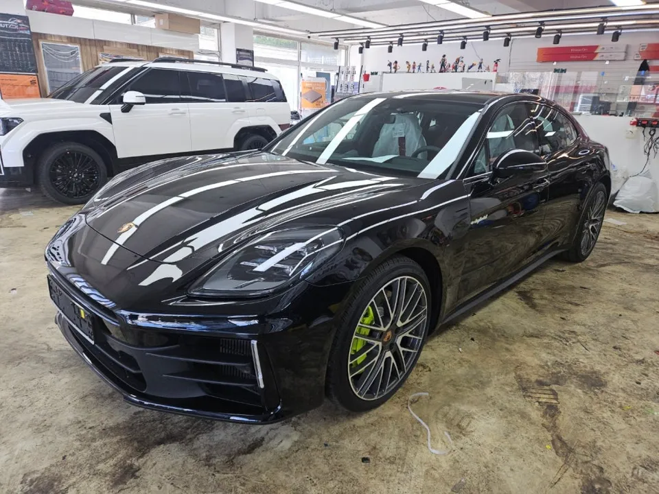 Porsche Panameraのカーフィルム施工事例 施工写真 3