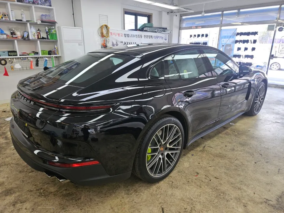 Porsche Panameraのカーフィルム施工事例 施工写真 6