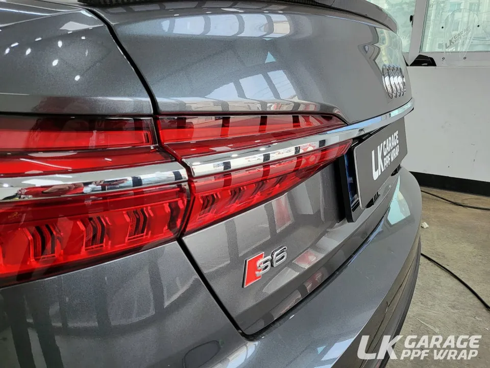 Audi A6のカーラッピング事例|クローム除去で印象激変 施工写真 2-2