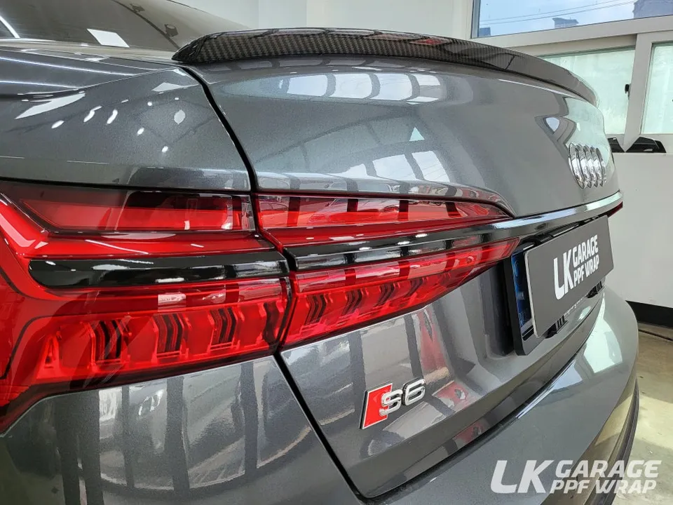 Audi A6のカーラッピング事例|クローム除去で印象激変 施工写真 3-2